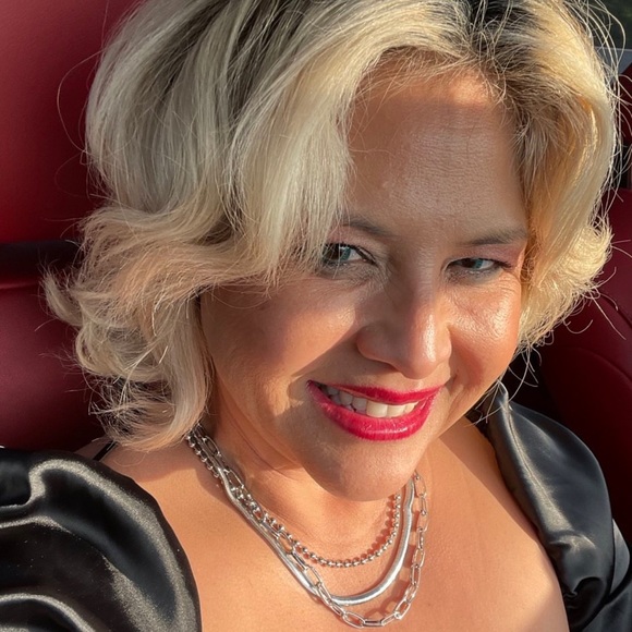 Meet your Posher, Laura - Picture 2 of 2